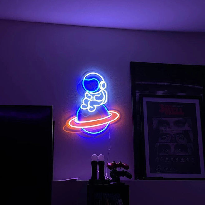 Astronaut Planet